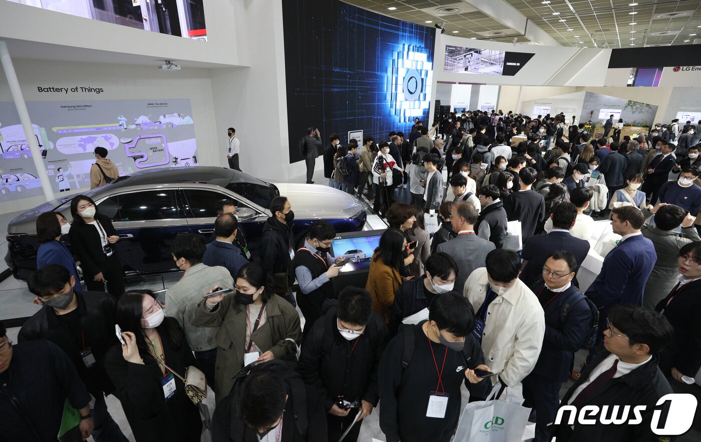 본문 이미지 - 15일 서울 강남구 코엑스에서 열린 배터리 산업 전시회 '인터배터리 2023'을 찾은 관람객들이 다양한 배터리를 살펴보고 있다. 오는 17일까지 열리는 이번 전시회에는 배터리 제조 3사(LG에너지솔루션, 삼성SDI, SK온)를 비롯해 477사가 참가해 기술 트렌드를 선보인다. 2023.3.15/뉴스1 ⓒ News1 신웅수 기자