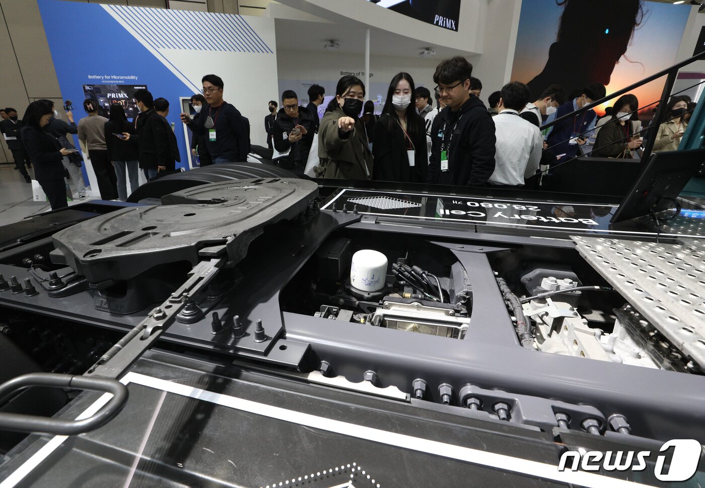 본문 이미지 - 15일 서울 강남구 코엑스에서 열린 배터리 산업 전시회 '인터배터리 2023'을 찾은 관람객들이 다양한 배터리를 살펴보고 있다. 2023.3.15/뉴스1 ⓒ News1 신웅수 기자