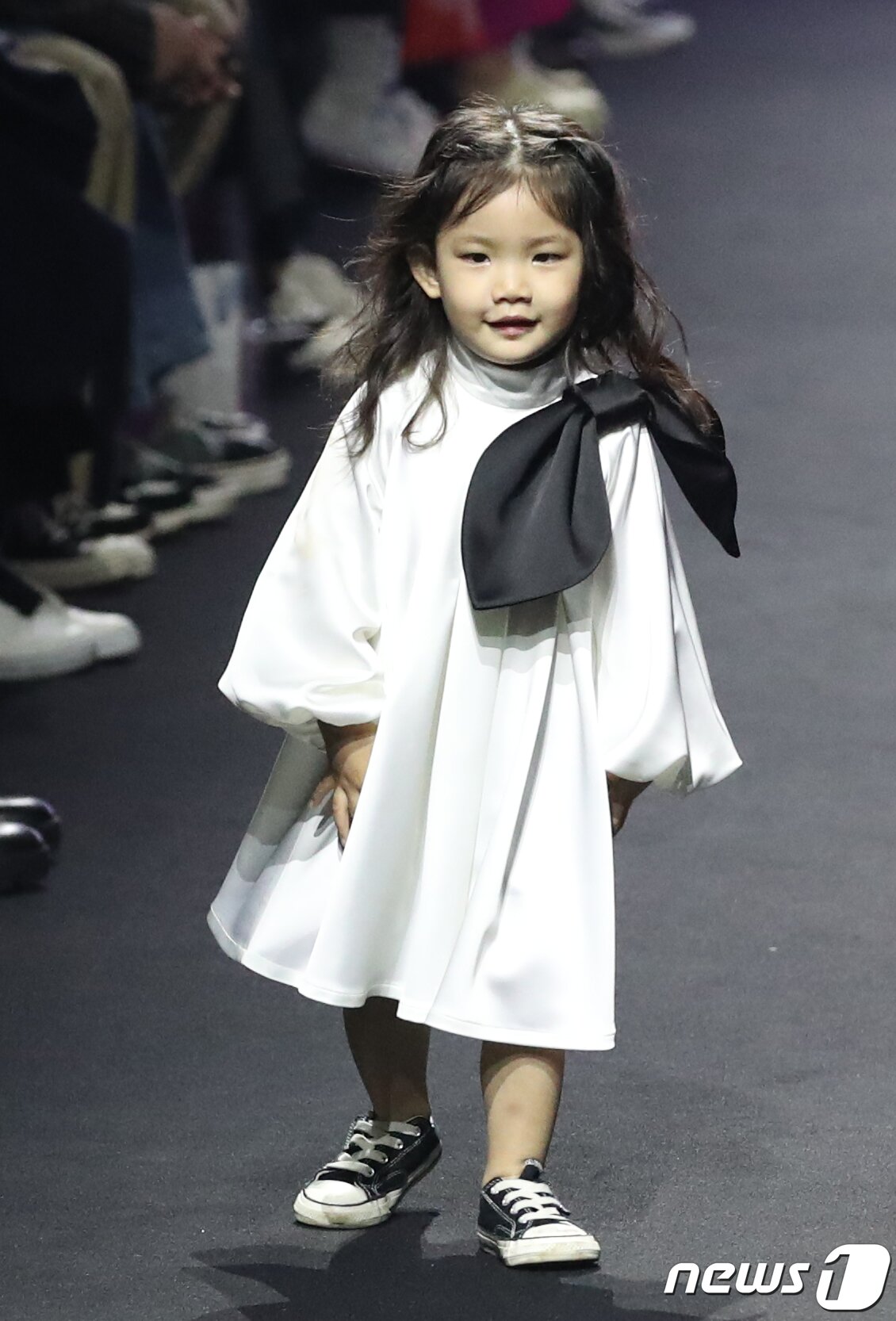 본문 이미지 - 가수 바다 딸 루아가 15일 오후 서울 동대문디자인플라자(DDP)에서 진행된 '2023 F/W 서울패션위크' '라이(LIE)' 컬렉션에 모델로 올라 런웨이를 하고 있다. ⓒ News1 권현진 기자