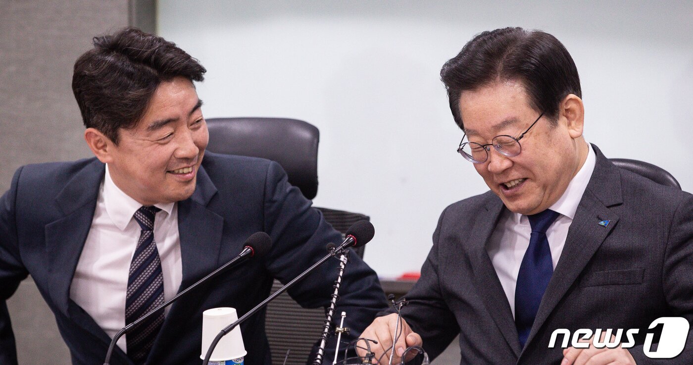 본문 이미지 - 이재명 더불어민주당 대표&#40;오른쪽&#41;와 강훈식 더좋은미래 대표가 15일 서울 여의도 국회 의원회관에서 열린 더좋은미래&#40;더미래&#41;-당대표 간담회에서 대화를 나누고 있다. 2023.3.15/뉴스1 ⓒ News1 유승관 기자