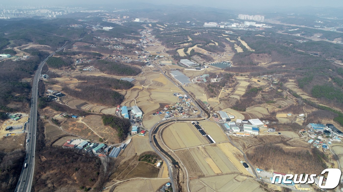 정부가 15일 경기 용인시 처인구 남사읍 710만㎡ 일대를 국가산업단지로 지정하고 민간 투자를 바탕으로 한 세계 최대 규모 ‘첨단 시스템반도체 클러스터’를 조성하겠다고 밝혔다. 사진은 이날 대규모 시스템 반도체 국가산업단지로 지정된 경기 용인시 처인구 남사읍 일대. 2023.3.15/뉴스1 ⓒ News1 김영운 기자