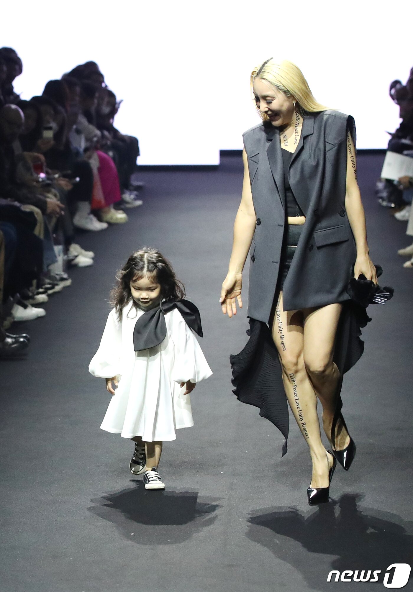 본문 이미지 - 가수 바다 딸 루아가 15일 오후 서울 동대문디자인플라자(DDP)에서 진행된 '2023 F/W 서울패션위크' '라이(LIE)' 컬렉션에 모델로 올라 런웨이를 하고 있다. ⓒ News1 권현진 기자