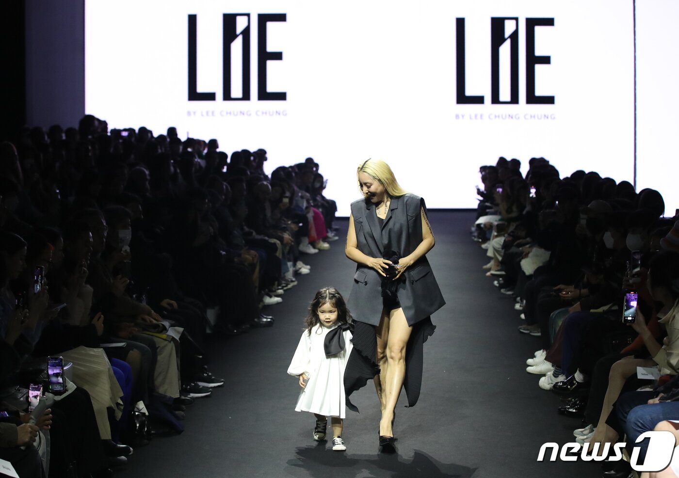 본문 이미지 - 가수 바다 딸 루아가 15일 오후 서울 동대문디자인플라자(DDP)에서 진행된 '2023 F/W 서울패션위크' '라이(LIE)' 컬렉션에 모델로 올라 시선을 사로잡고 있다. ⓒ News1 권현진 기자