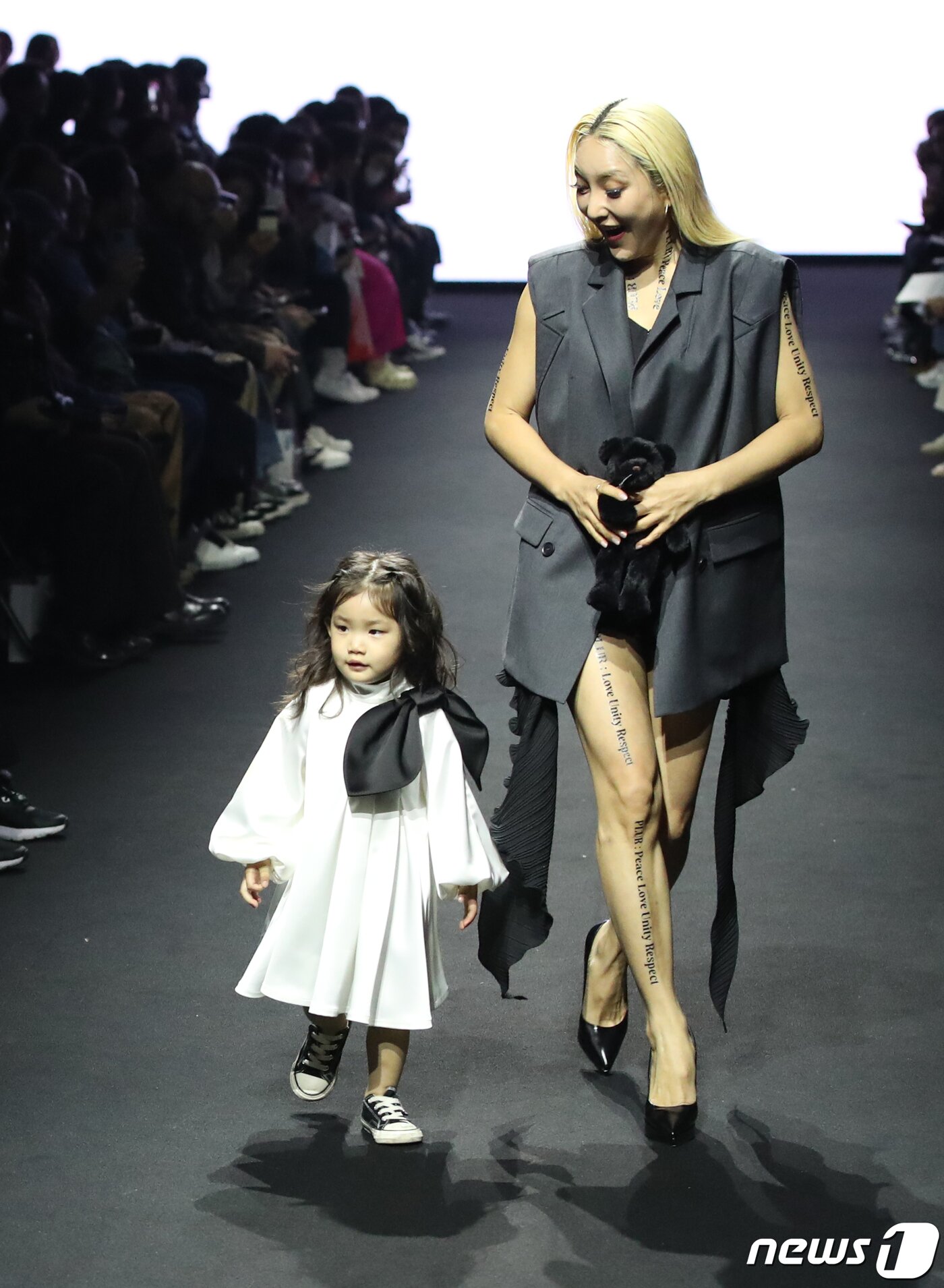 본문 이미지 - 가수 바다 딸 루아가 15일 오후 서울 동대문디자인플라자(DDP)에서 진행된 '2023 F/W 서울패션위크' '라이(LIE)' 컬렉션에 모델로 올라 런웨이를 하고 있다. ⓒ News1 권현진 기자