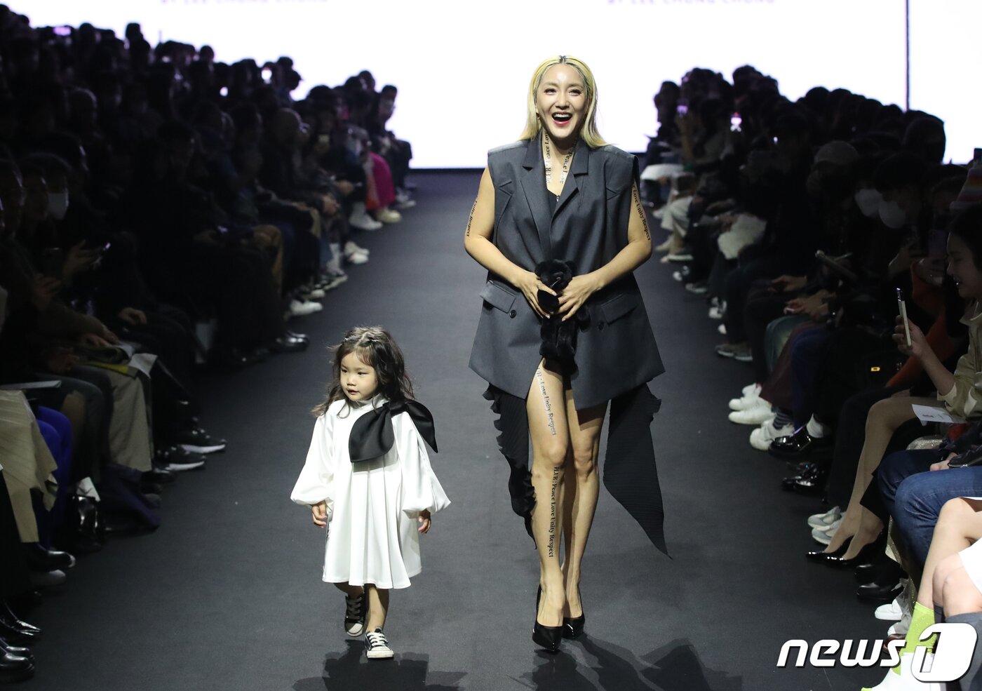 본문 이미지 - 가수 바다 딸 루아가 15일 오후 서울 동대문디자인플라자(DDP)에서 진행된 '2023 F/W 서울패션위크' '라이(LIE)' 컬렉션에 모델로 올라 밝은 에너지를 전하며 런웨이를 하고 있다. ⓒ News1 권현진 기자