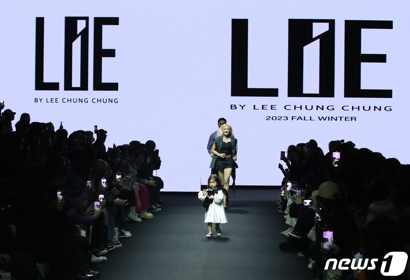본문 이미지 - 가수 바다, 루아 모녀가 15일 오후 서울 동대문디자인플라자(DDP)에서 진행된 '2023 F/W 서울패션위크' '라이(LIE)' 컬렉션에 인사를 하고 있다. ⓒ News1 권현진 기자