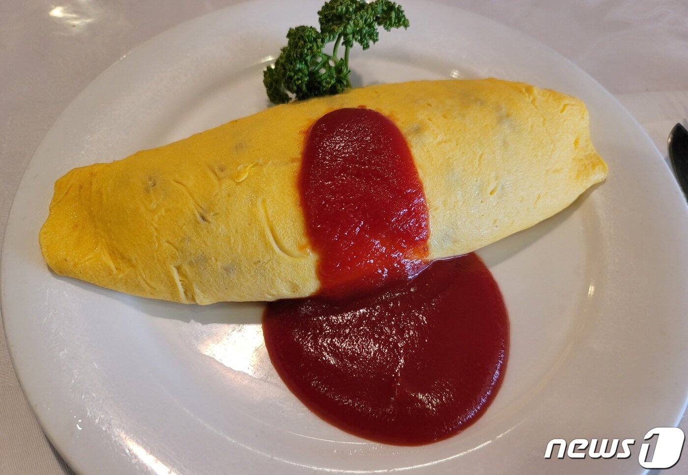본문 이미지 - 15일 일본 도쿄 긴자의 경양식 식당 렌가테이(煉瓦亭)에서 주문한 오므라이스. 2023.3.15/뉴스1 최동현 기자