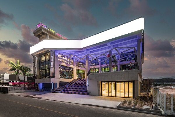 본문 이미지 - 강원도 양양 하조대에 위치한 복합문화공간 '더 스탠드' 모습. (사진제공 = 더 스탠드)