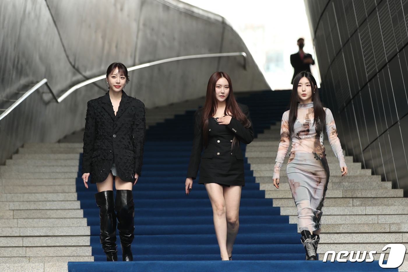 (서울=뉴스1) 권현진 기자 = 브레이브걸스 전 멤버 은지(왼쪽부터)와 민영, 유나가 15일 오후 서울 동대문디자인플라자(DDP)에서 진행된 '2023 F/W 서울패션위크' 얼킨( …