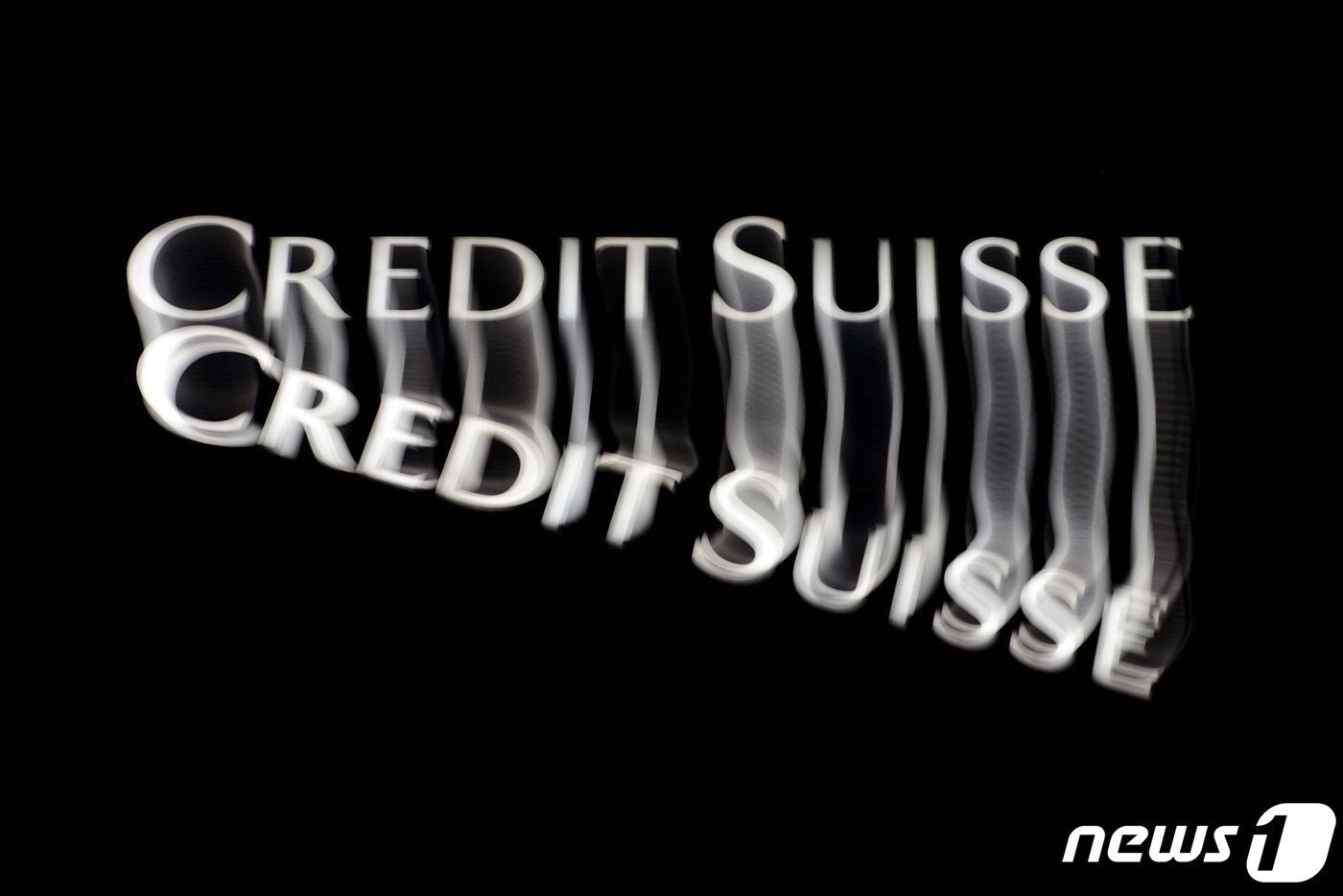 본문 이미지 - 흔들리는 크레디트 스위스 시각물. ⓒ AFP=뉴스1