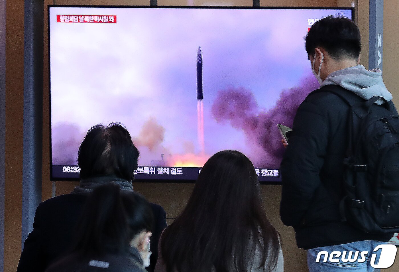 본문 이미지 - 16일 서울역 대합실에서 시민들이 북한의 탄도미사일 발사 관련 TV뉴스를 시청하고 있다. 2023.3.16/뉴스1 ⓒ News1 이동해 기자
