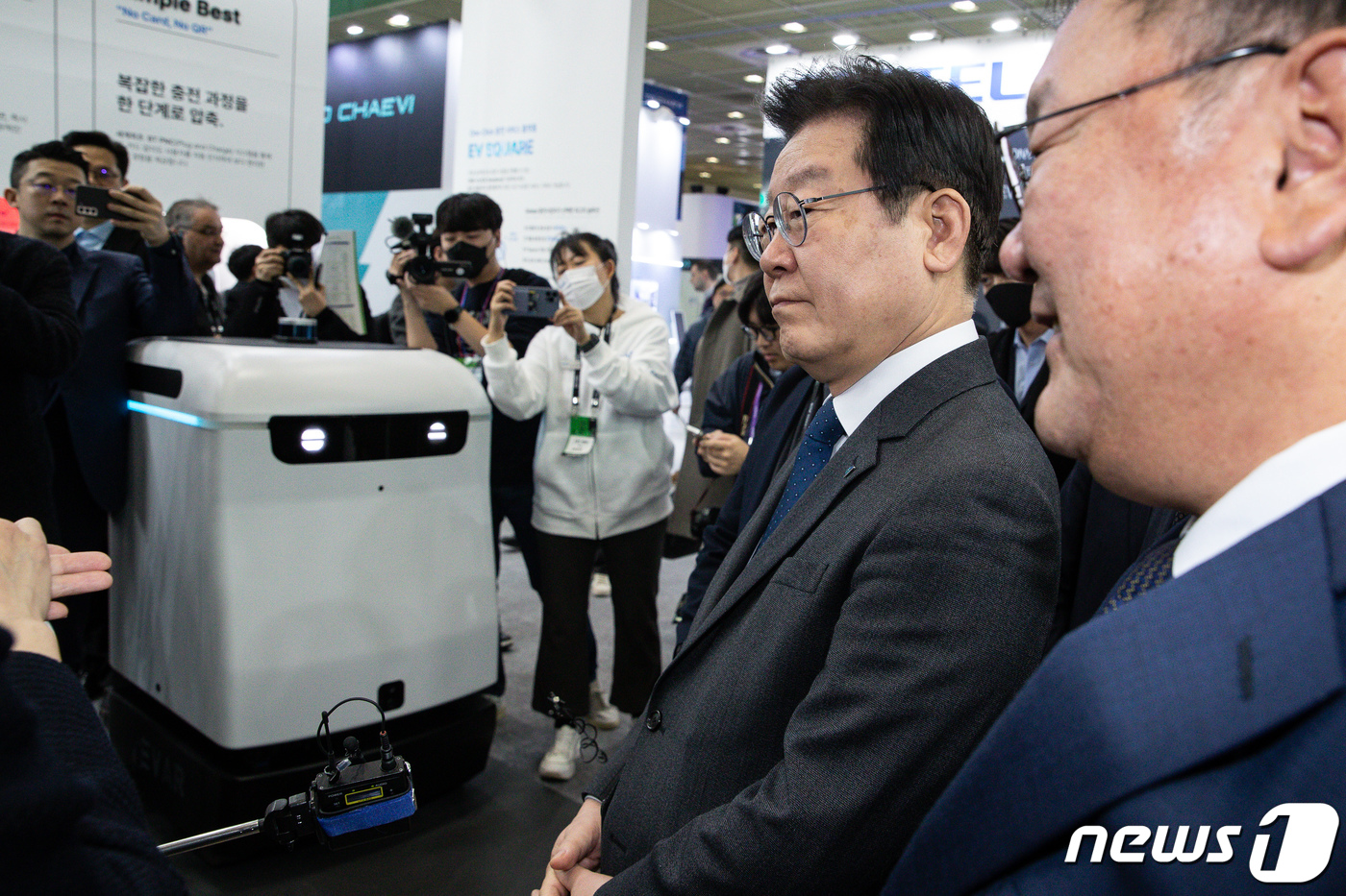 (서울=뉴스1) 유승관 기자 = 이재명 더불어민주당 대표가 16일 서울 강남구 코엑스에서 열린 EV트렌드코리아 2023에 참석해 전기차 충전기 제조업체 '에바' 부스에서 이동식 전 …