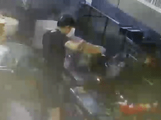 본문 이미지 - 큰 국자로 국밥을 용기에 담는 모습. (감미옥 인스타그램 갈무리)