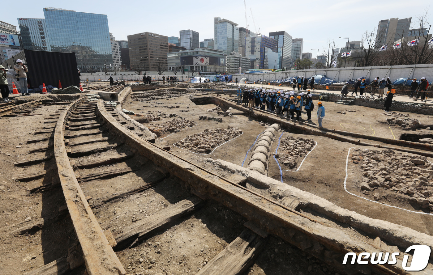 (서울=뉴스1) 박지혜 기자 = 16일 서울 광화문 월대와 주변부 발굴 조사 현장에서 발견된 일제강점기 시절 만들어진 전차 철로를 시민들에게 공개하고 있다.서울시는 문화재청과 함께 …