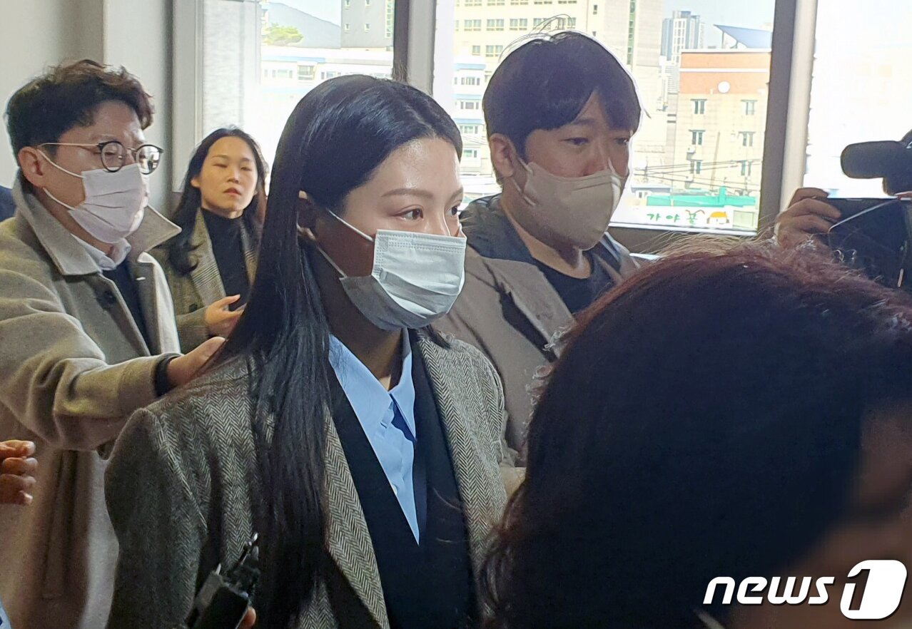 본문 이미지 - 조국 전 법무부 장관의 딸 조민 씨가 16일 낮 12시56분쯤 부산지법 증인지원실에 입장하고 있다. 조 씨는 재판 출석 이유 등 취재진의 질문에 아무 답변도 하지 않았으며, 이날 오후 2시 부산지법 306호 법정에서 부산대 의전원 입학허가 취소 관련 재판에 증인으로 출석할 예정이다. 2023.3.16/뉴스1 ⓒ News1 노경민 기자