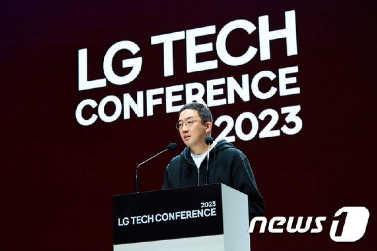 구광모 LG 대표가 지난해 3월 16일 서울 마곡 LG사이언스파크에서 열린 LG테크콘퍼런스에서 오프닝 스피치를 하고 있다.(LG 제공) 2023.3.16/뉴스1
