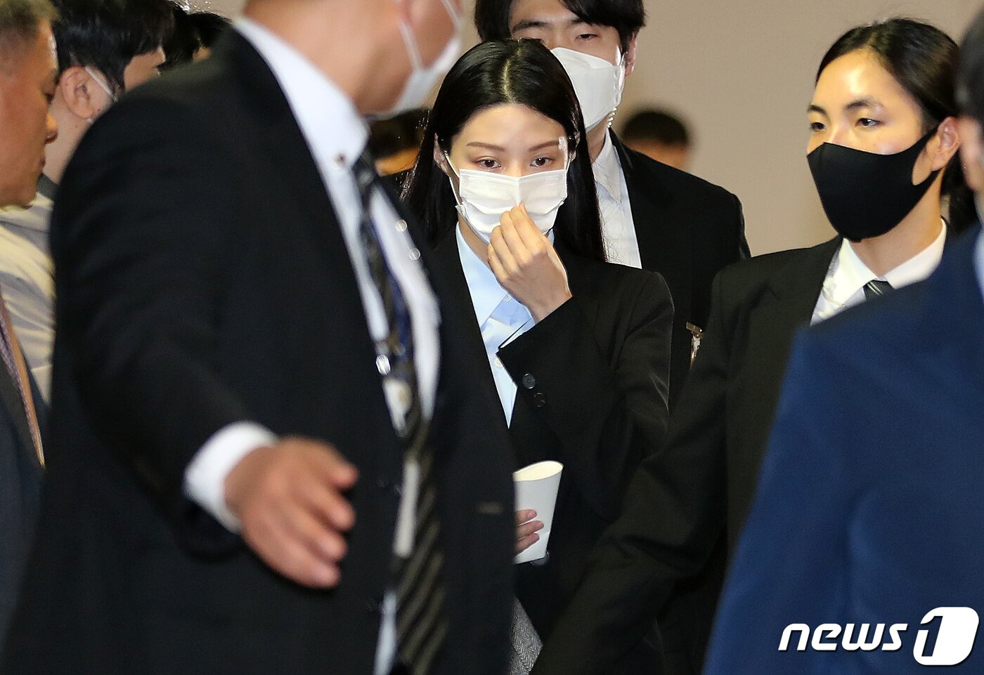 본문 이미지 - 조국 전 법무부 장관 딸 조민 씨가 16일 오후 부산 연제구 부산지방법원에서 열린 부산대 의전원&#40;의학전문대학원&#41; 입학허가 취소 관련 변론기일에 증인으로 출석하고 있다. 2023.3.16/뉴스1 ⓒ News1 이동해 기자