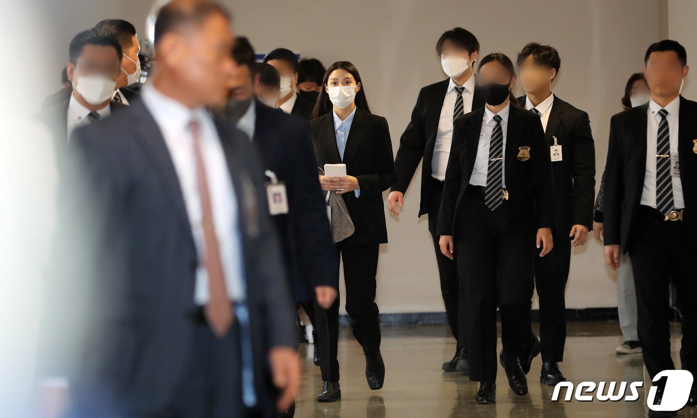 본문 이미지 - 조국 전 법무부 장관 딸 조민 씨가 16일 오후 부산 연제구 부산지방법원에서 열린 부산대 의전원&#40;의학전문대학원&#41; 입학허가 취소 관련 변론기일에 증인으로 출석하고 있다. 2023.3.16/뉴스1 ⓒ News1 이동해 기자