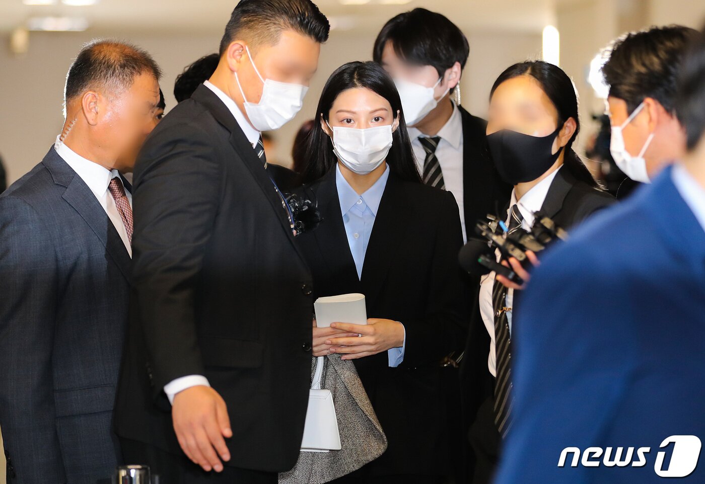 본문 이미지 - 조국 전 법무부 장관 딸 조민 씨가 16일 오후 부산 연제구 부산지방법원에서 열린 부산대 의전원&#40;의학전문대학원&#41; 입학허가 취소 관련 변론기일에 증인으로 출석하고 있다. 2023.3.16/뉴스1 ⓒ News1 이동해 기자