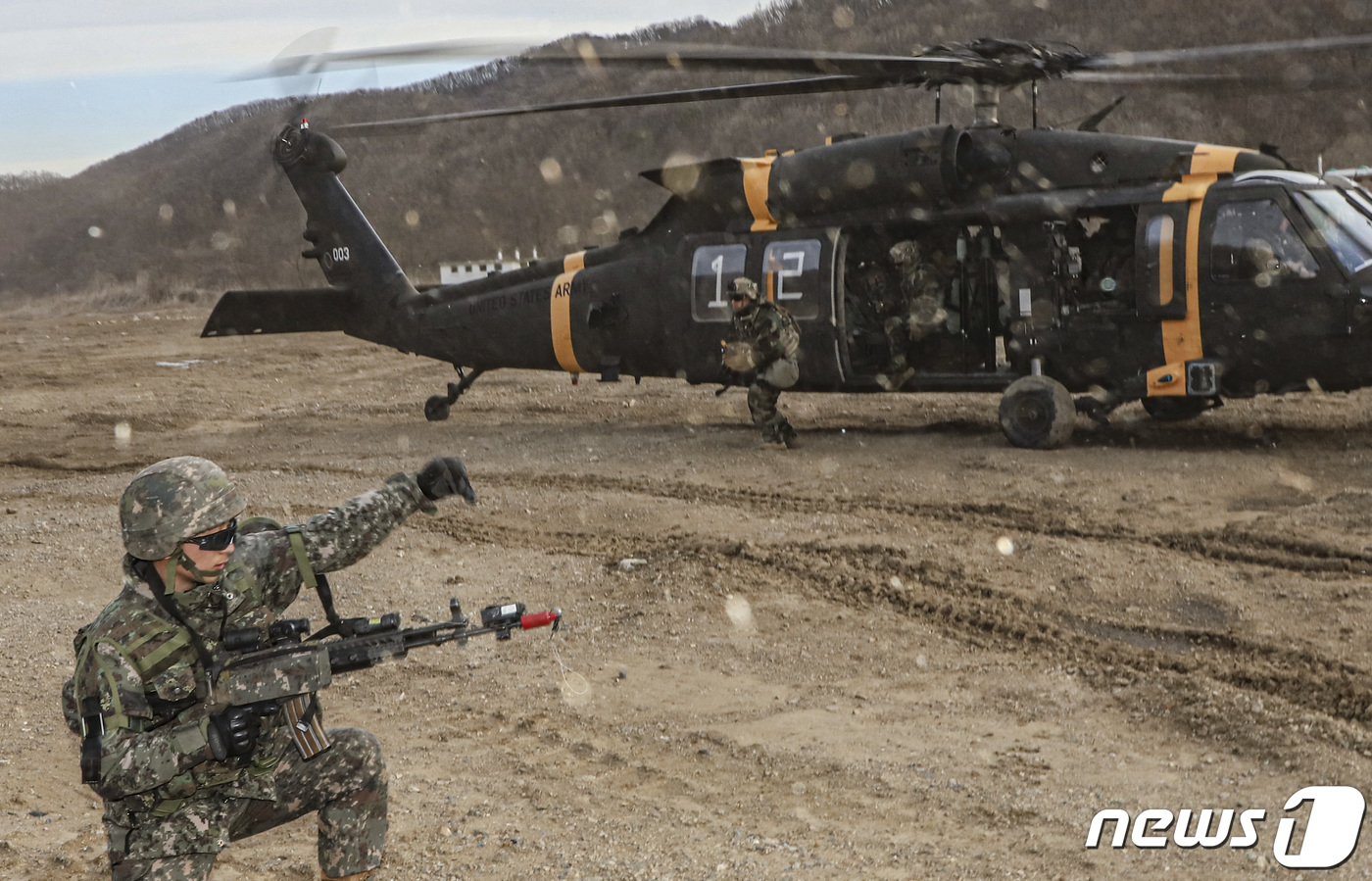 (서울=뉴스1) = 육군25보병사단 장병들이 16일 경기도 파주 무건리 훈련장에서 공중강습작전 간 미군 착륙에 대비해 교두보 확보 및 경계를 지원하고 있다. (육군 제공) 2023 …