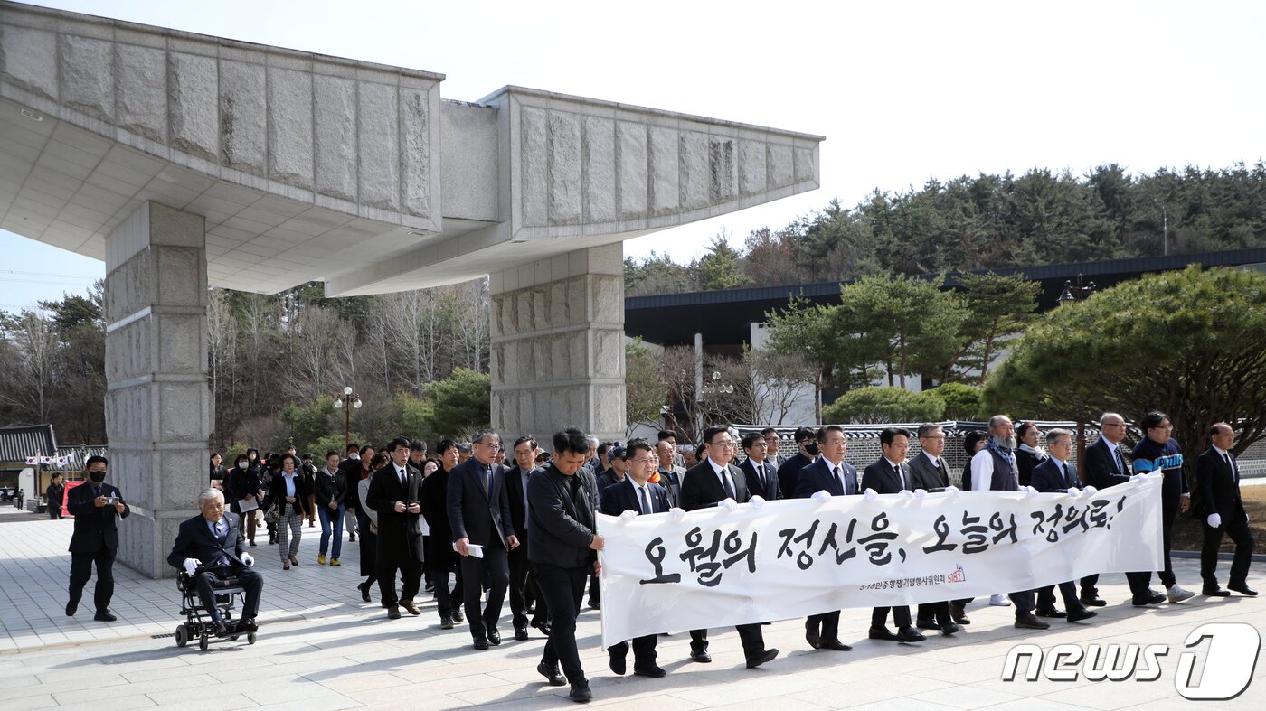 본문 이미지 - 제43주년 5·18민중항쟁기념행사위원회 관계자 등이 16일 광주 북구 국립 5·18민주묘지에서 출범식을 개최한 뒤 추모탑을 지나고 있다. 2023.3.16/뉴스1 ⓒ News1 이수민 기자