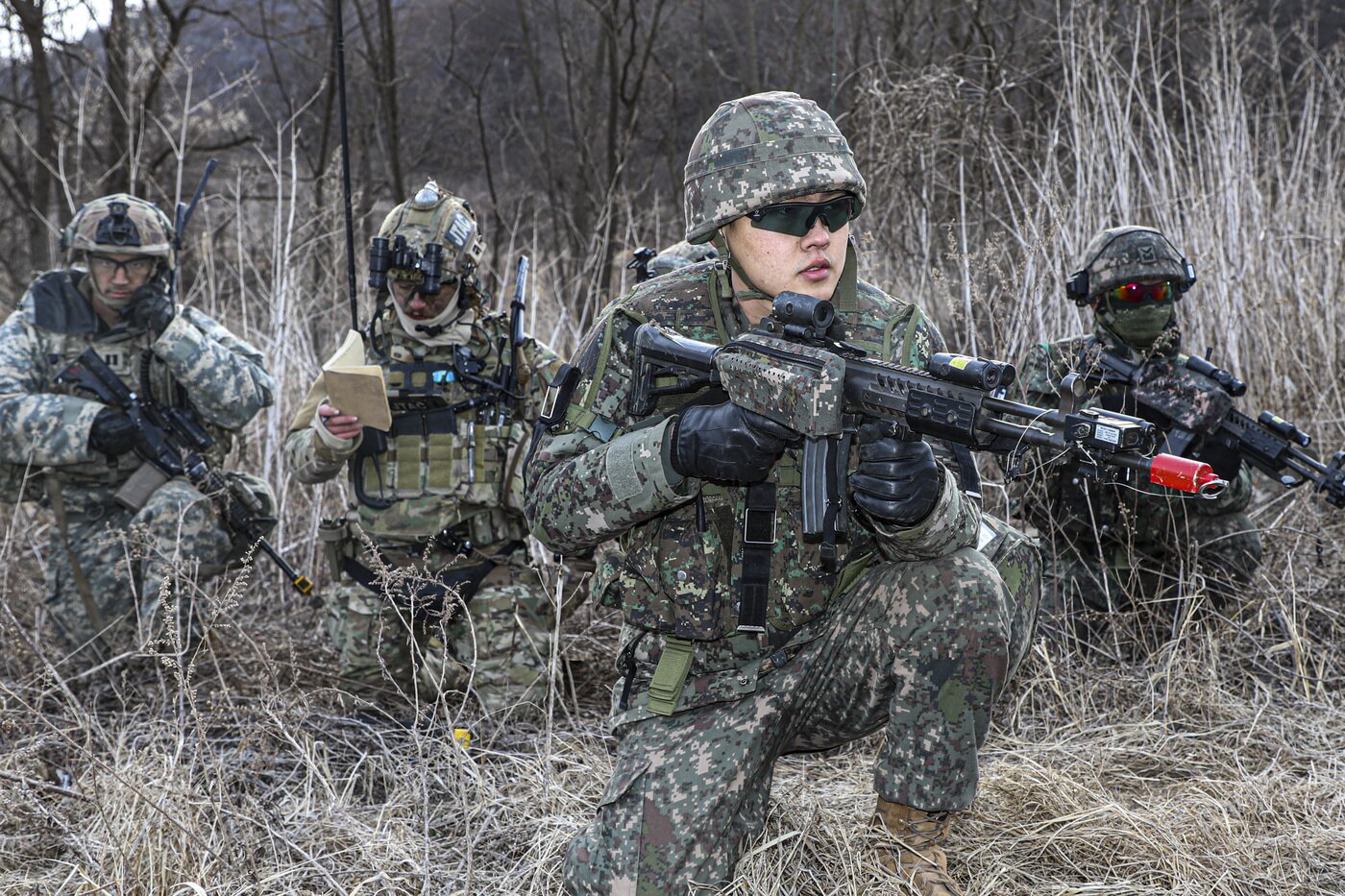 본문 이미지 - 16일 육군25보병사단과 미2사단·한미연합사단 장병들이 경기도 파주 무건리 훈련장에서 통합기동훈련을 실시하고 있다.(육군 제공)