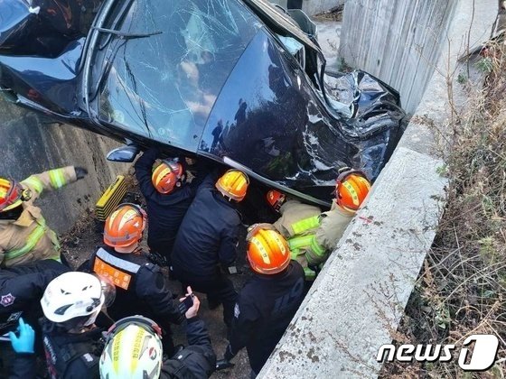 강릉에서 발생한 차량 추락 사망사고.&#40;강릉소방서 제공&#41;/뉴스1