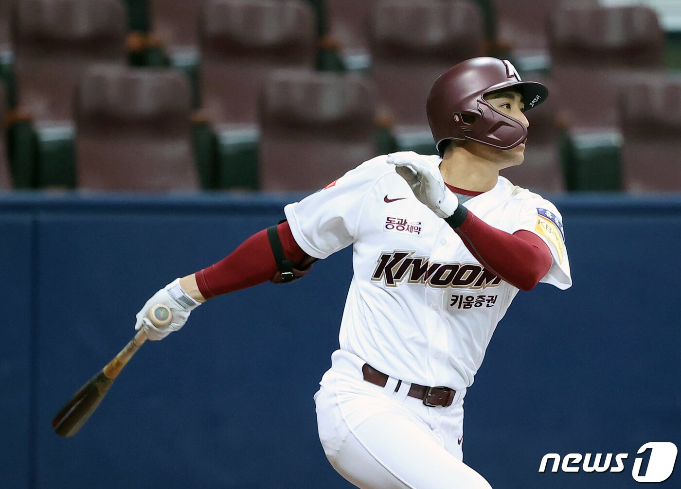 본문 이미지 - 16일 오후 서울 구로구 고척스카이돔에서 열린 2023 한국프로야구(KBO) 키움 히어로즈와 KIA 타이거즈의 시범경기, 1회말 2사 주자 없는 상황 키움 이정후가 우중간 1루타를 치고 있다. 2023.3.16/뉴스1 ⓒ News1 조태형 기자