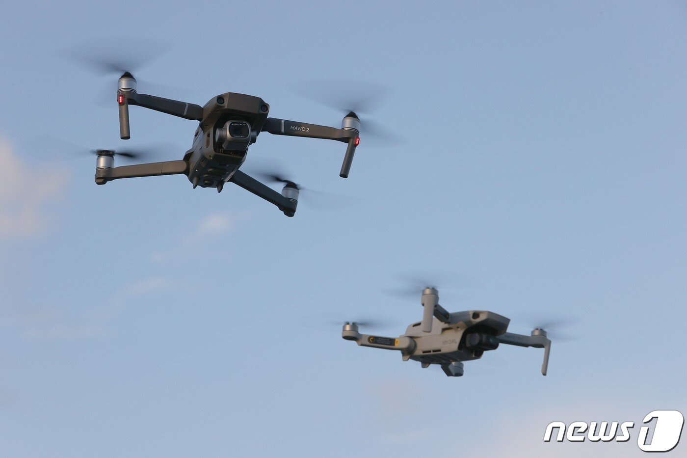 본문 이미지 - 중국 드론 제조업체 DJI 가 만든 DJI Mavic 2 Pro와 DJI Mavic Mini. 사진은 기사 내용 속 드론과 관계없음. ⓒ AFP=뉴스1