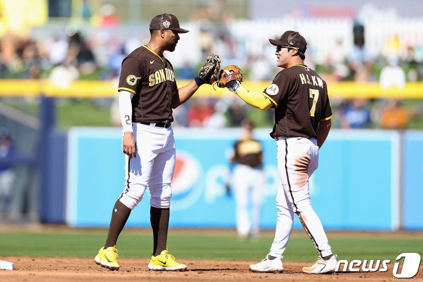 본문 이미지 - 샌디에이고의 키스톤 콤비 잰더 보가츠와 김하성. ⓒ AFP=뉴스1