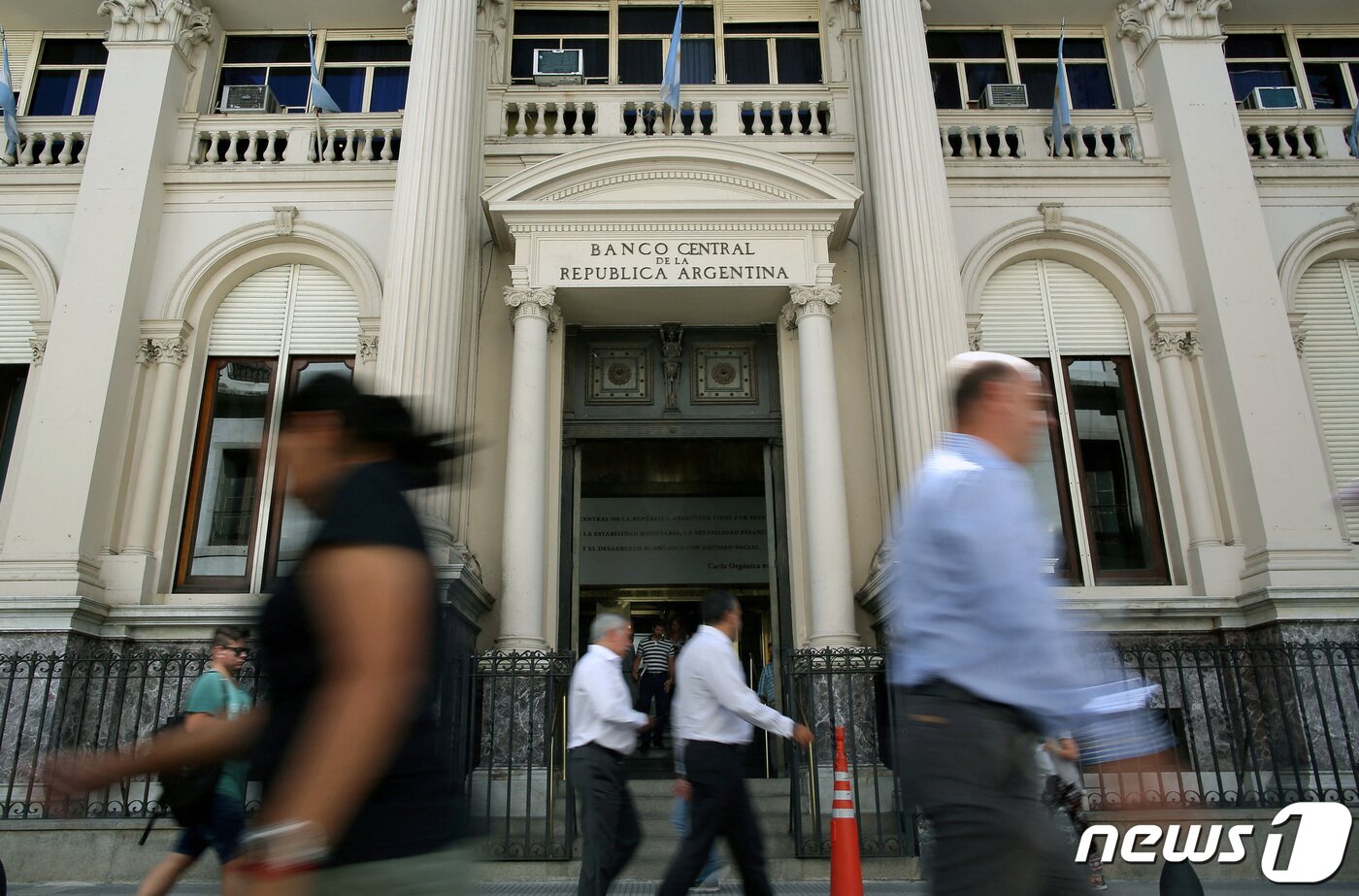 본문 이미지 - 아르헨티나 수도 부에노스아이레스에 위치한 아르헨티나 중앙은행 2018.1.8 ⓒ 로이터=뉴스1 ⓒ News1 정윤미 기자