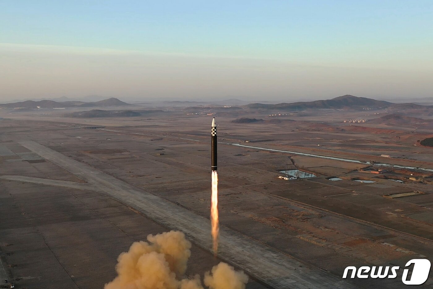 본문 이미지 - (평양 노동신문=뉴스1) = 북한의 대륙간탄도미사일(ICBM '화성-17형' 발사. [국내에서만 사용가능. 재배포 금지. DB 금지. For Use Only in the Republic of Korea. Redistribution Prohibited] rodongphoto@news1.kr
