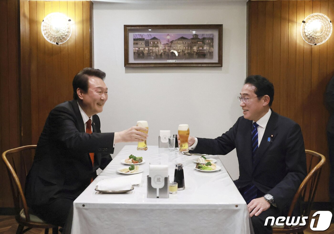 본문 이미지 - 윤석열 대통령과 기시다 후미오 일본 총리가 16일 오후 일본 도쿄 긴자의 경양식 음식점 '렌가테이'에서 친교의 시간을 함께하며 생맥주로 건배하고 있다. 2023.3.17 ⓒ 로이터=뉴스1 ⓒ News1 송원영 기자