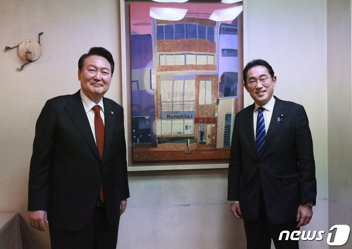 본문 이미지 - 16일 일본 도쿄 경양식집 렌가테이 안에서 기념 촬영하는 윤석열 대통령과 기시다 후미오 일본 총리 2023.3.16 ⓒ 로이터=뉴스1 ⓒ News1 정윤미 기자