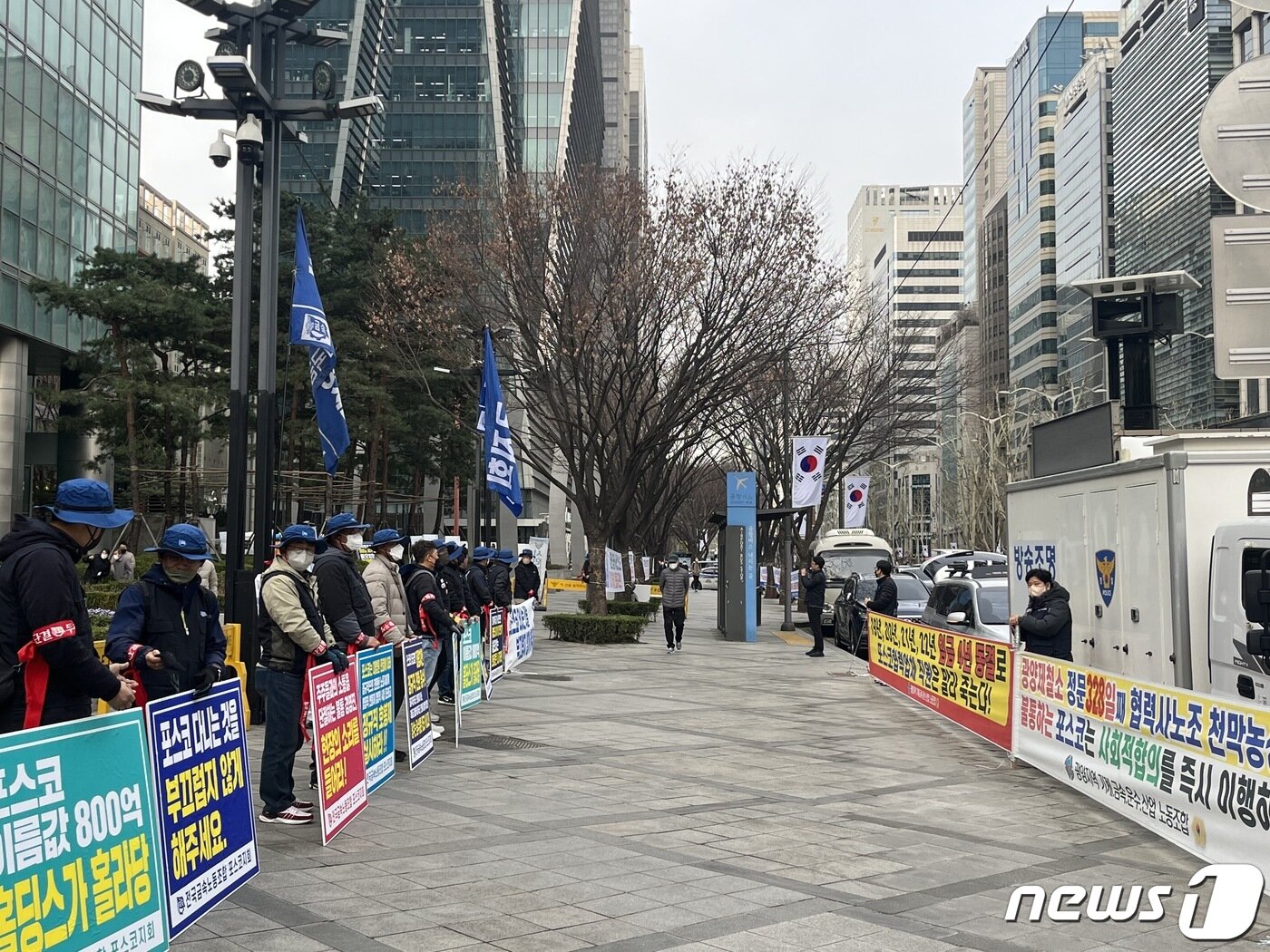 본문 이미지 - 포스코홀딩스 제 55기 정기 주주총회 시작 전 서울 강남구 포스코센터 인근 모습.