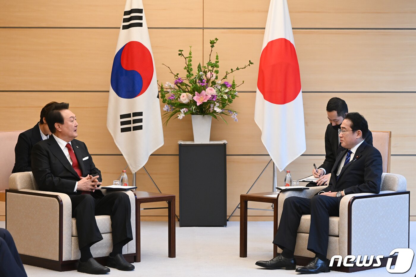 본문 이미지 - 윤석열 대통령과 기시다 후미오 일본 총리가 16일 일본 도쿄 총리 관저에서 열린 한일 정상 소인수회담을 하고 있다. (대통령실 홈페이지) 2023.3.17/뉴스1 ⓒ News1 오대일 기자