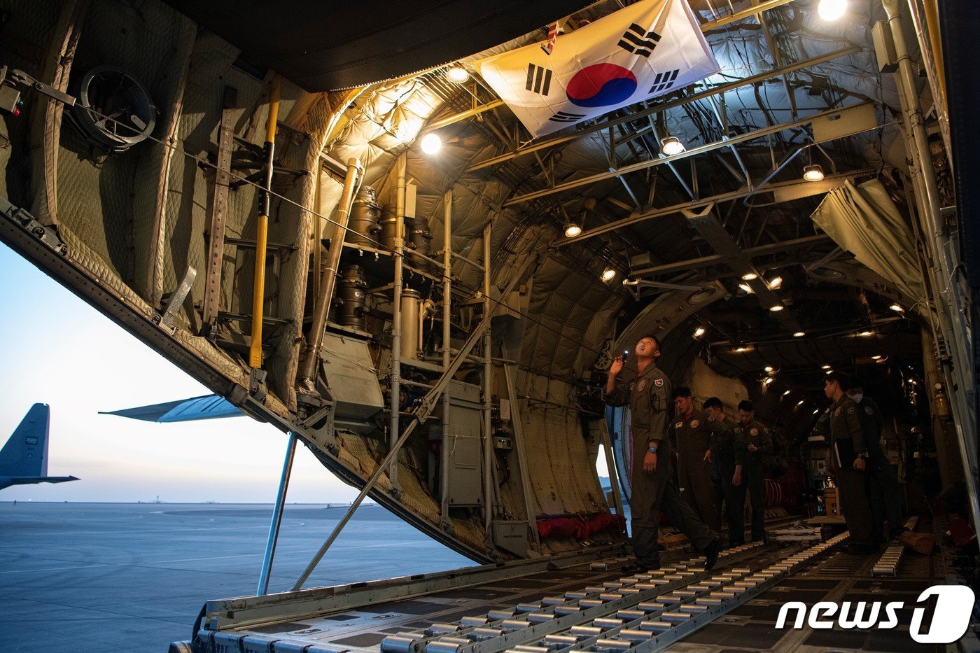 본문 이미지 - 공군은 지난 달 26일부터 아랍에미리트(UAE) 아부다비의 알 다프라 기지에서 UAE 공군사령부가 주관하는 다국적 연합훈련인 '2023년 데저트 플래그(Desert Flag) 훈련'에 참가했다고 17일 밝혔다. 정비사들이 야간 비행 훈련 전 항공기를 점검하고 있다. (공군 제공) 2023.3.17/뉴스1