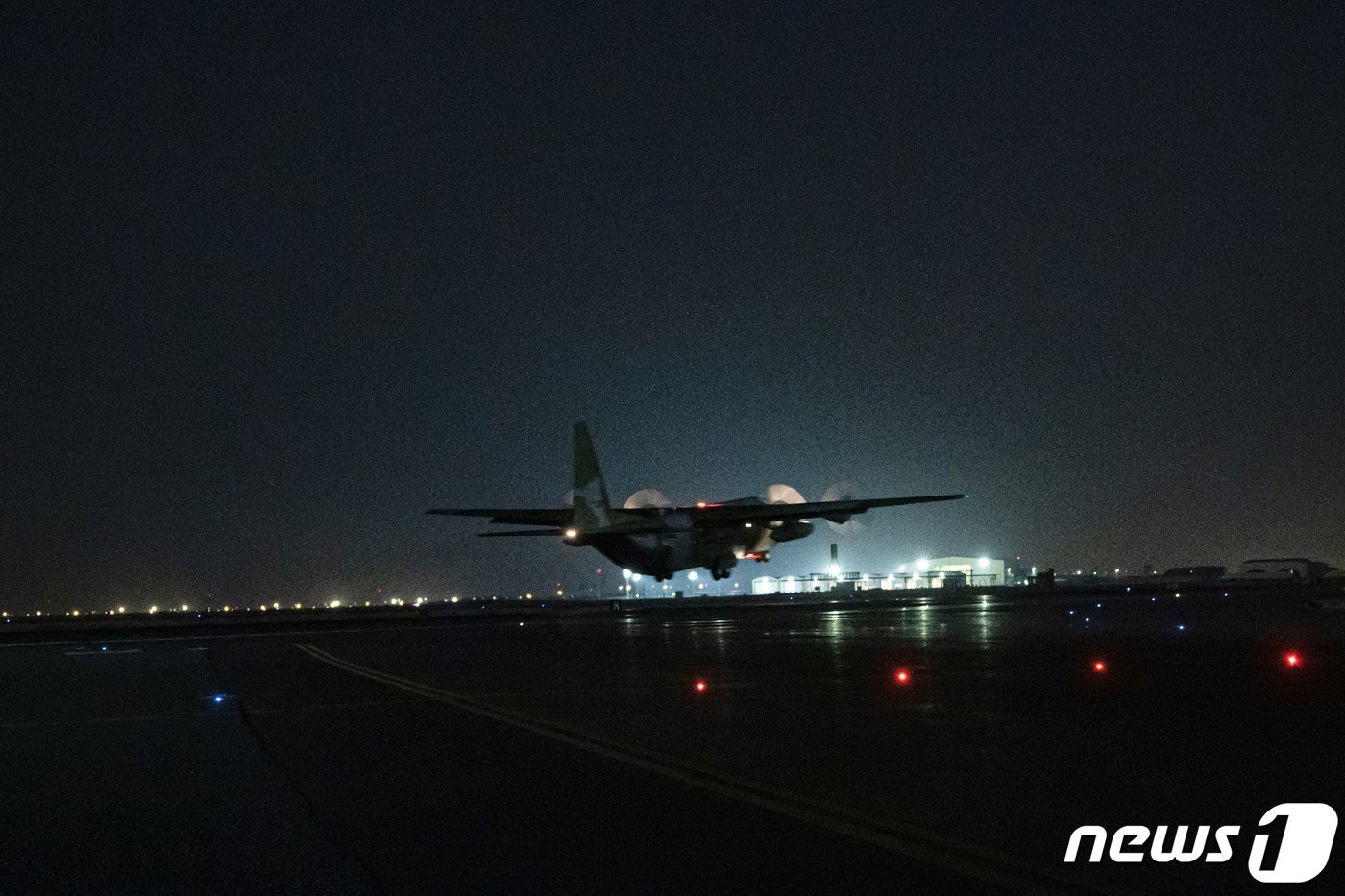 본문 이미지 - 공군은 지난 달 26일부터 아랍에미리트(UAE) 아부다비의 알 다프라 기지에서 UAE 공군사령부가 주관하는 다국적 연합훈련인 '2023년 데저트 플래그(Desert Flag) 훈련'에 참가했다고 17일 밝혔다. C-130 수송기가 야간 비행을 위해 알 다프라 기지에서 이륙하고 있다. (공군 제공) 2023.3.17/뉴스1