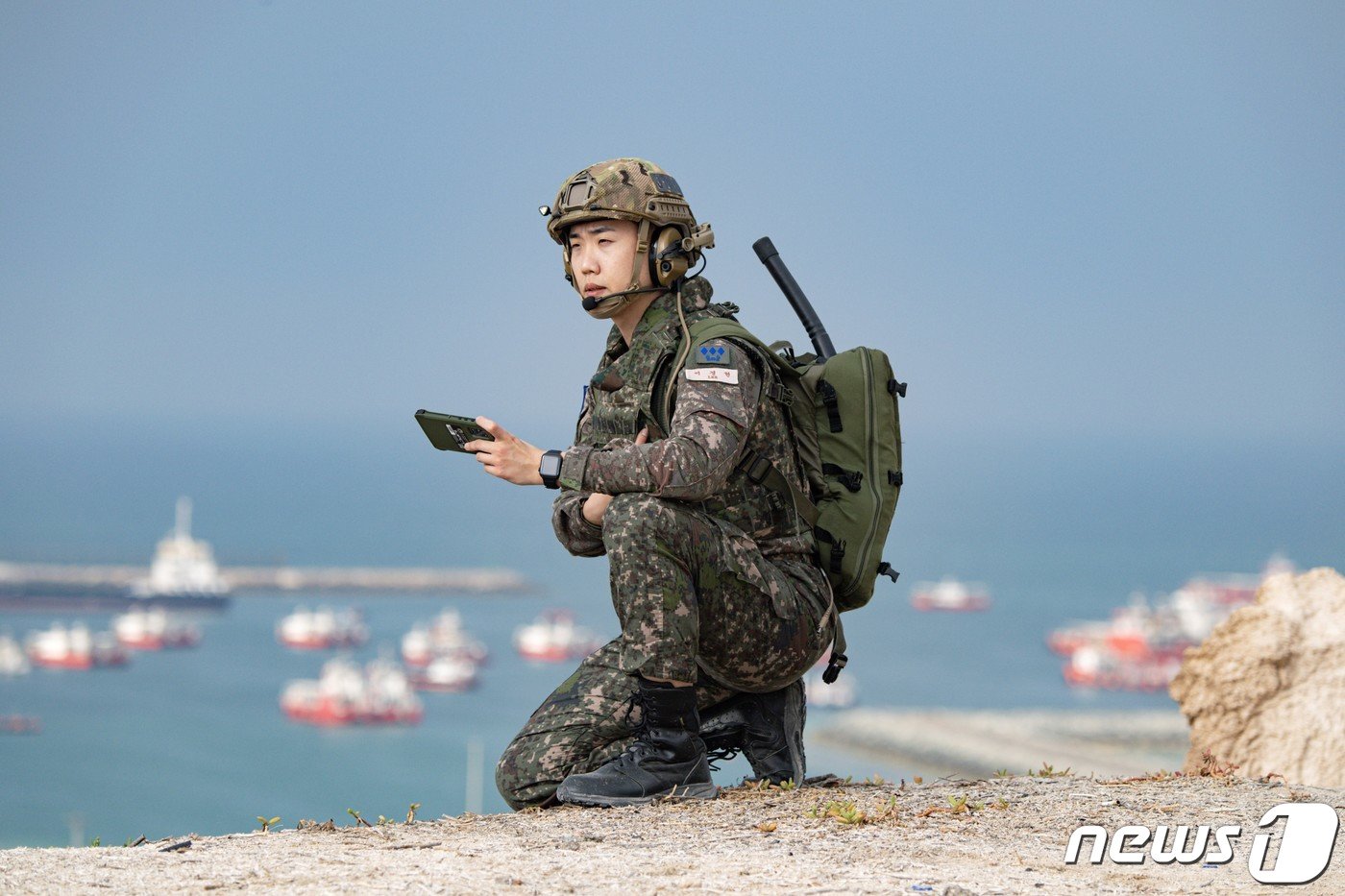 본문 이미지 - 공군은 지난 달 26일부터 아랍에미리트(UAE) 아부다비의 알 다프라 기지에서 UAE 공군사령부가 주관하는 다국적 연합훈련인 '2023년 데저트 플래그(Desert Flag) 훈련'에 참가했다고 17일 밝혔다. 공군의 국제공인 합동최종공격통제관(JTAC) 요원이 훈련에 참여한 타국 전투기의 근접항공지원작전(CAS) 지원하고 있다. (공군 제공) 2023.3.17/뉴스1