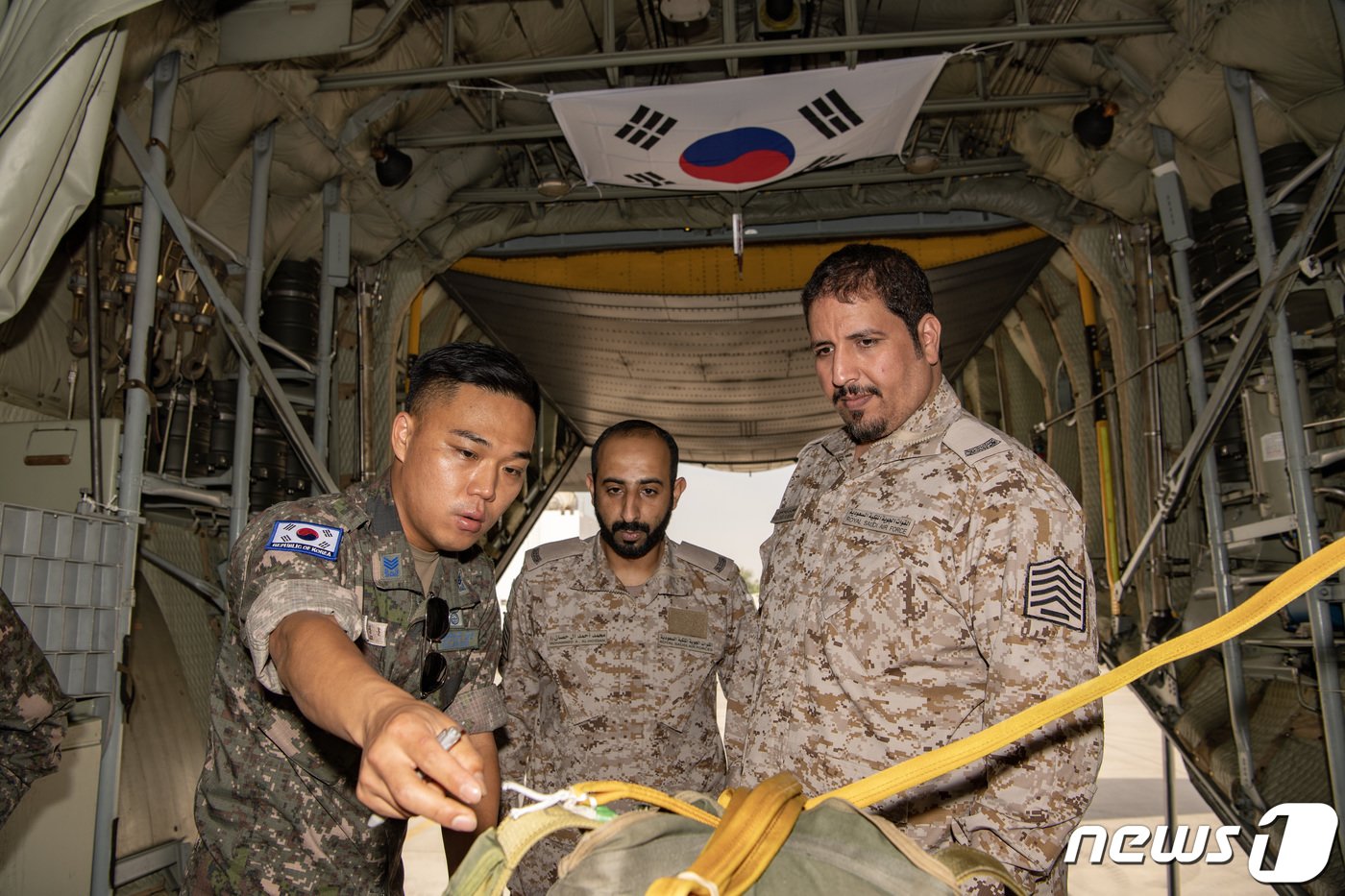 공군은 지난 달 26일부터 아랍에미리트&#40;UAE&#41; 아부다비의 알 다프라 기지에서 UAE 공군사령부가 주관하는 다국적 연합훈련인 &#39;2023년 데저트 플래그&#40;Desert Flag&#41; 훈련&#39;에 참가했다고 17일 밝혔다. 우리 공군 화물의장사&#40;왼쪽&#41;가 사우디 아라비아 의장사에게 화물 적재 절차를 설명하고 있다. &#40;공군 제공&#41; 2023.3.17/뉴스1