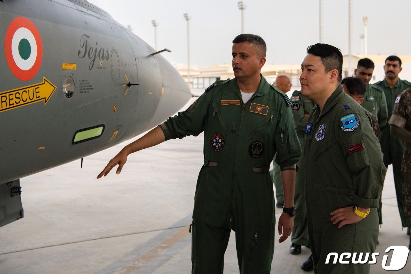 본문 이미지 - 공군은 지난 달 26일부터 아랍에미리트(UAE) 아부다비의 알 다프라 기지에서 UAE 공군사령부가 주관하는 다국적 연합훈련인 '2023년 데저트 플래그(Desert Flag) 훈련'에 참가했다고 17일 밝혔다. 우리 공군 훈련요원들이 인도 공군 전투기 테야스(Tejas)에 대한 설명을 듣고 있다. (공군 제공) 2023.3.17/뉴스1