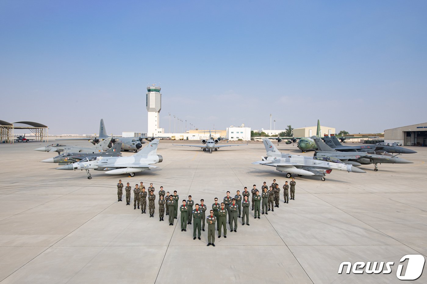 본문 이미지 - 공군은 지난 달 26일부터 아랍에미리트(UAE) 아부다비의 알 다프라 기지에서 UAE 공군사령부가 주관하는 다국적 연합훈련인 '2023년 데저트 플래그(Desert Flag) 훈련'에 참가했다고 17일 밝혔다. 데저트 플래그 훈련 미디어데이에서 우리 공군 훈련요원들이 C-130 수송기 등 훈련 참가국들의 항공기 앞에서 기념촬영을 하고 있다. (공군 제공) 2023.3.17/뉴스1