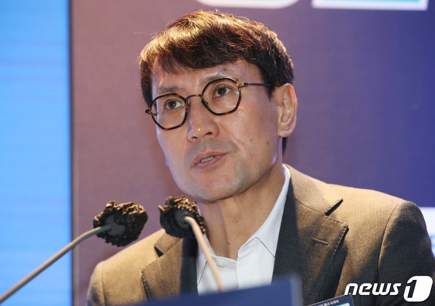 본문 이미지 - 홍은택 카카오 대표가 17일 경기 성남 카카오 판교 아지트에서 열린 청년 함께 기업(氣-UP) 현장 방문 행사 청년 도약 멤버십 가입증서 수여식에서 프로그램 운영계획에 대해 발표하고 있다. 2023.3.17/뉴스1 ⓒ News1 박지혜 기자
