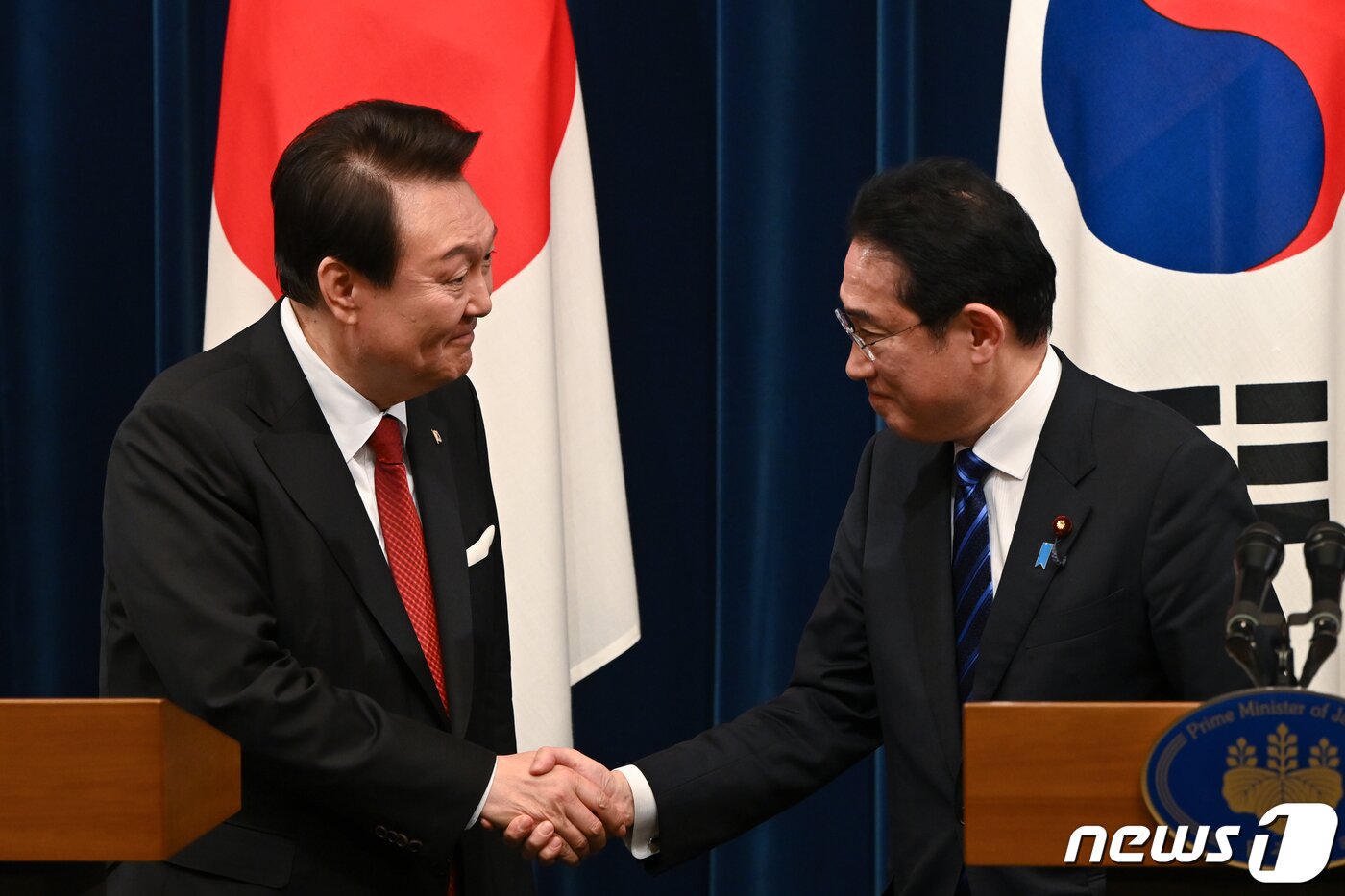 본문 이미지 - 윤석열 대통령과 기시다 후미오 일본 총리가 16일 도쿄 총리 관저에서 공동기자회견을 마친 뒤 악수하고 있다. (대통령실 제공) 2023.3.17/뉴스1 ⓒ News1 오대일 기자