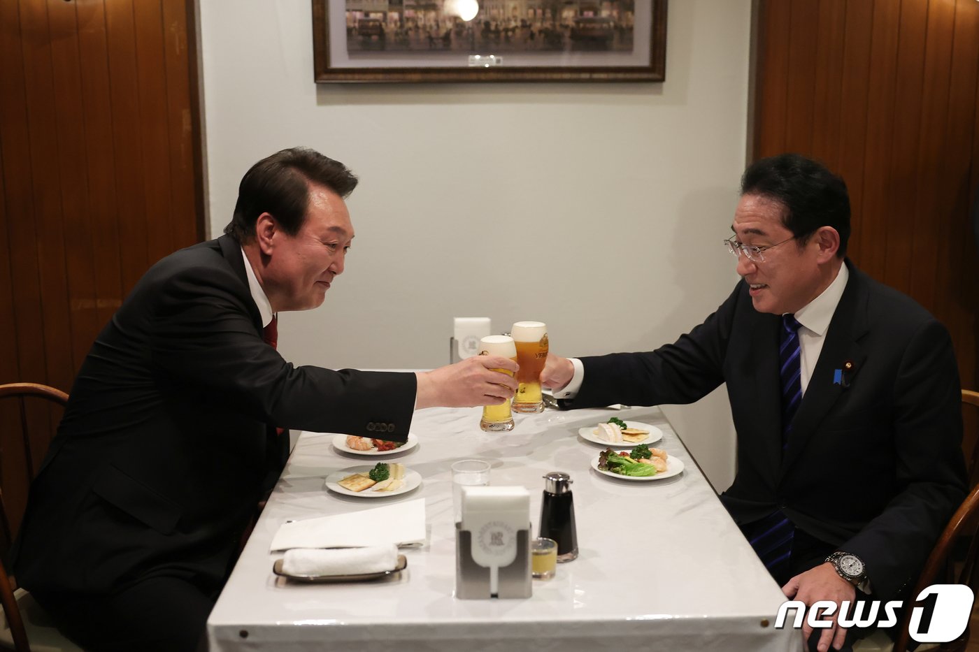 본문 이미지 - 윤석열 대통령과 기시다 후미오 일본 총리가 지난해 3월16일 도쿄 긴자의 한 오므라이스 노포에서 친교를 나누며 맥주로 건배하고 있다. &#40;대통령실 제공&#41;