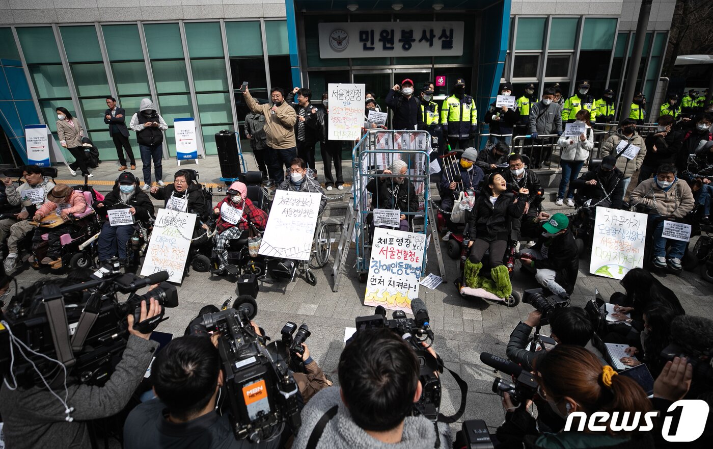 본문 이미지 - 박경석 전국장애인차별철폐연대(전장연) 대표가 17일 오전 서울 종로구 서울지방경찰청 앞에서 법원의 체포영장 발부에 따른 입장발표 후 구호를 외치고 있다. 2023.3.17/뉴스1 ⓒ News1 이승배 기자