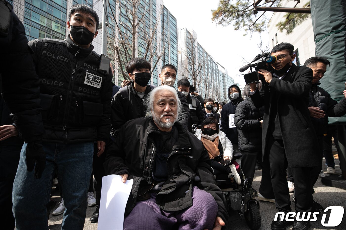 본문 이미지 - 박경석 전국장애인차별철폐연대(전장연) 대표가 17일 오전 서울 종로구 서울지방경찰청 앞에서 법원의 체포영장 발부에 따른 입장발표 기자회견을 마치고 경찰 호송차로 향하고 있다.  2023.3.17/뉴스1 ⓒ News1 이승배 기자