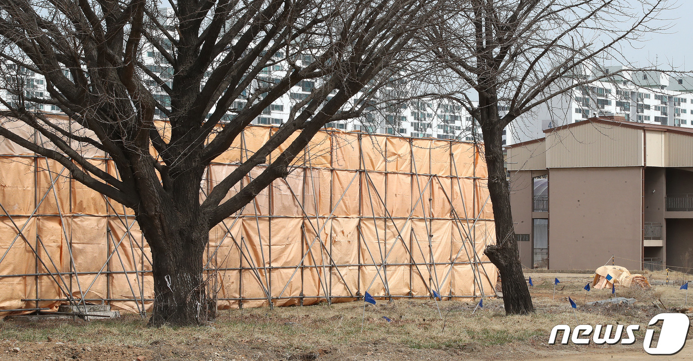 (부평=뉴스1) 임세영 기자 = 일제의 ‘조선인 강제동원’의 아픈 역사를 안고 있는 인천 부평 캠프마켓 내 ‘일본육군조병창 병원건물’의 철거 공사가 다음달 마무리 될 예정이다.국방 …