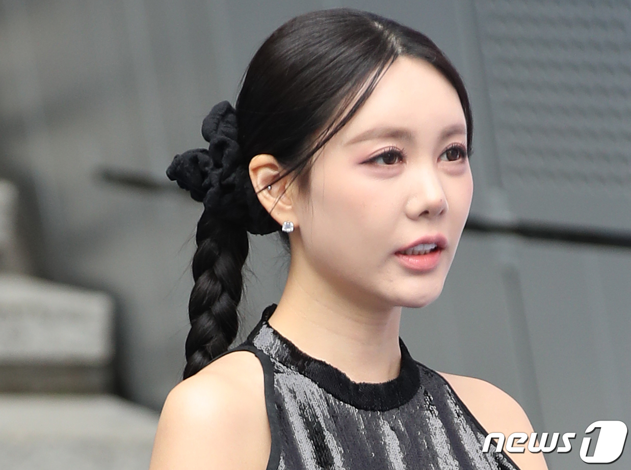 (서울=뉴스1) 권현진 기자 = 티아라 큐리가 17일 오후 서울 중구 동대문 DDP에서 열린 ‘2023 FW 서울패션위크’ 홀리넘버세븐(HOLYNUMBER7) 컬렉션에 참석하고 있 …