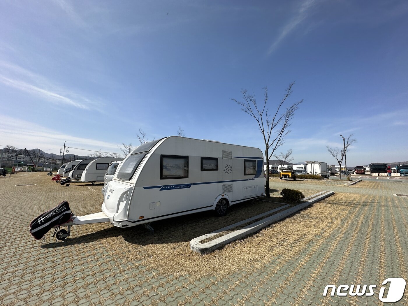본문 이미지 - 지난 16일 오전 충주종합운동장 주차장에 주차된 카라반 모습.2023.3.17/뉴스1 윤원진 기자